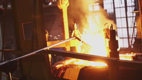 trabajador metalúrgico en una fundición