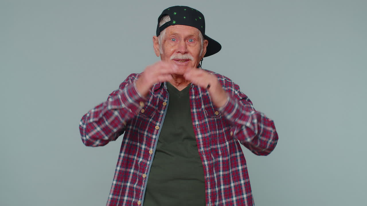 놀라운 흥분 된 고령자 놀라움 큰 눈으로 카메라를보고, 갑작스러운 승리에 충격을, 와우