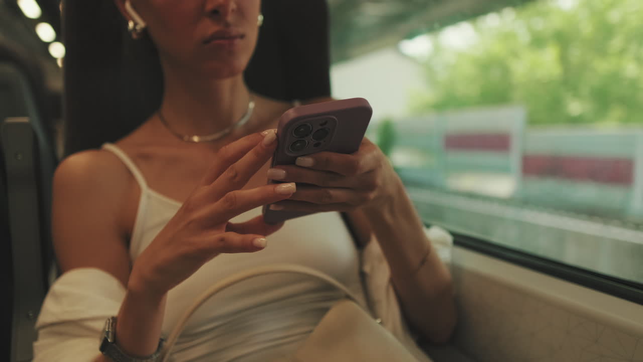 Jovem usando smartphone durante uma viagem de trem