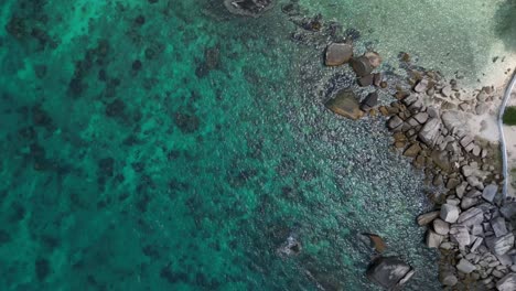 Arrecife-En-Península-Con-Piedras-En-La-Playa-De-La-Bahía