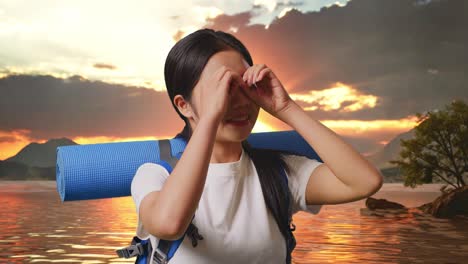mujer viajera al atardecer junto al lago