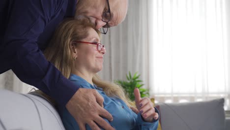 Feliz-Pareja-De-Ancianos-Maduros-Se-Abrazan-Y-Se-Apoyan-Mutuamente.