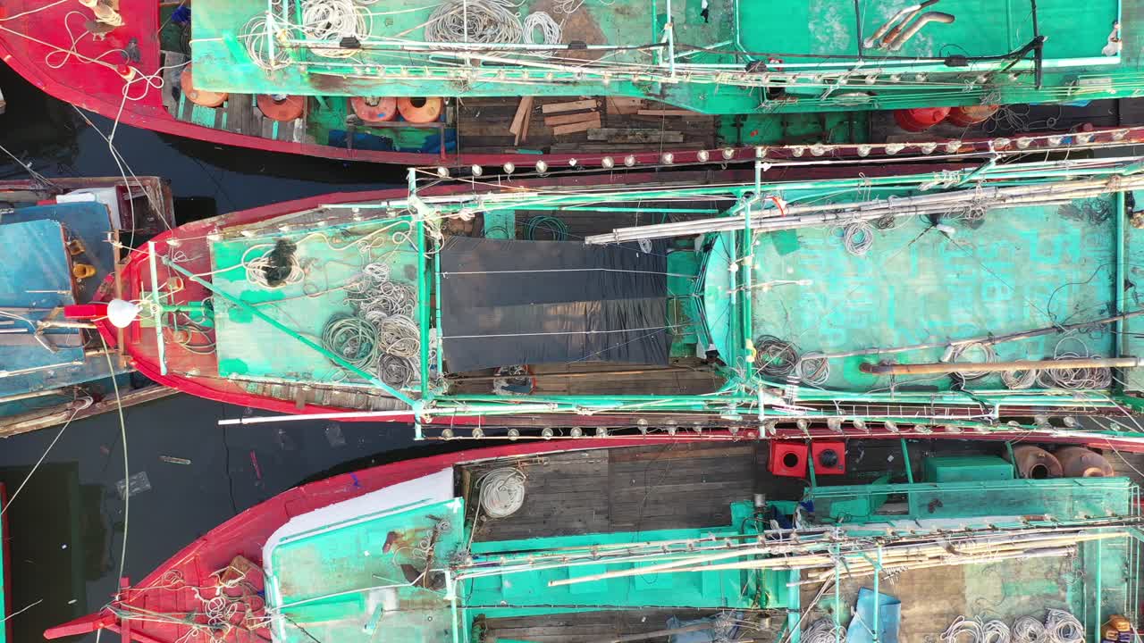 barcos de pesca en un puerto