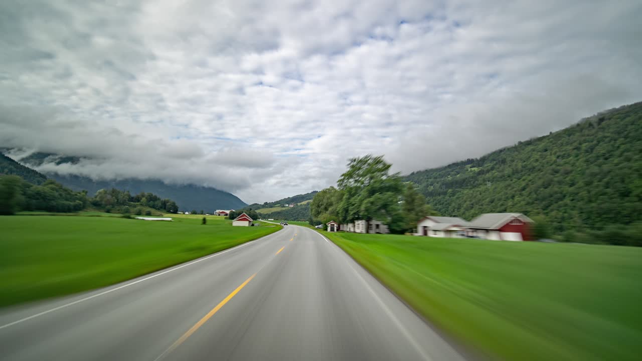 노르웨이 수르나 강 계곡의 65번 국도를 따라 드라이브