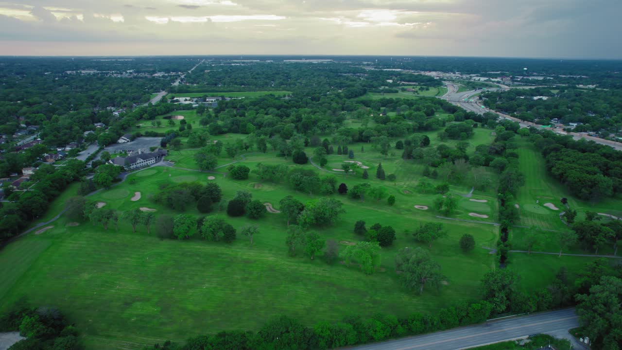 vista aérea del terreno de golf al sur de chicago, muestra el extenso paisaje verde y el intrincado diseño del campo de golf