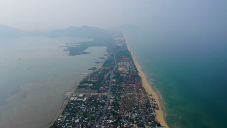 Alta-Vista-Aérea-Volando-A-Lo-Largo-De-La-Pintoresca-Costa-De-Hoi-An,-Vietnam