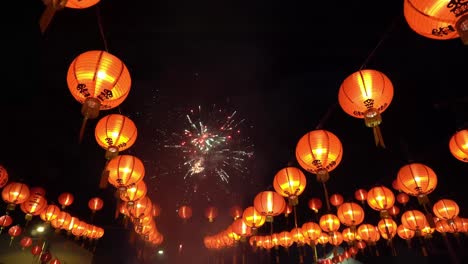 Exhibición-Panorámica-De-Fuegos-Artificiales-En-El-Templo-De-La-Diosa-De-La-Misericordia