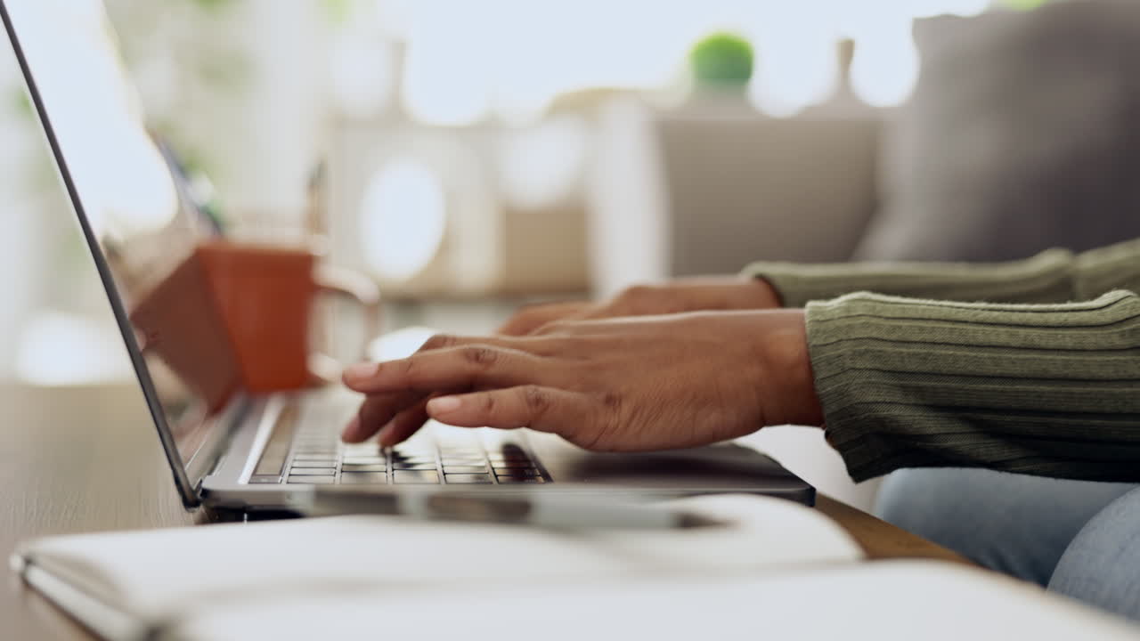 집에서 일하는, 노트북과 여성의 손으로 타이핑