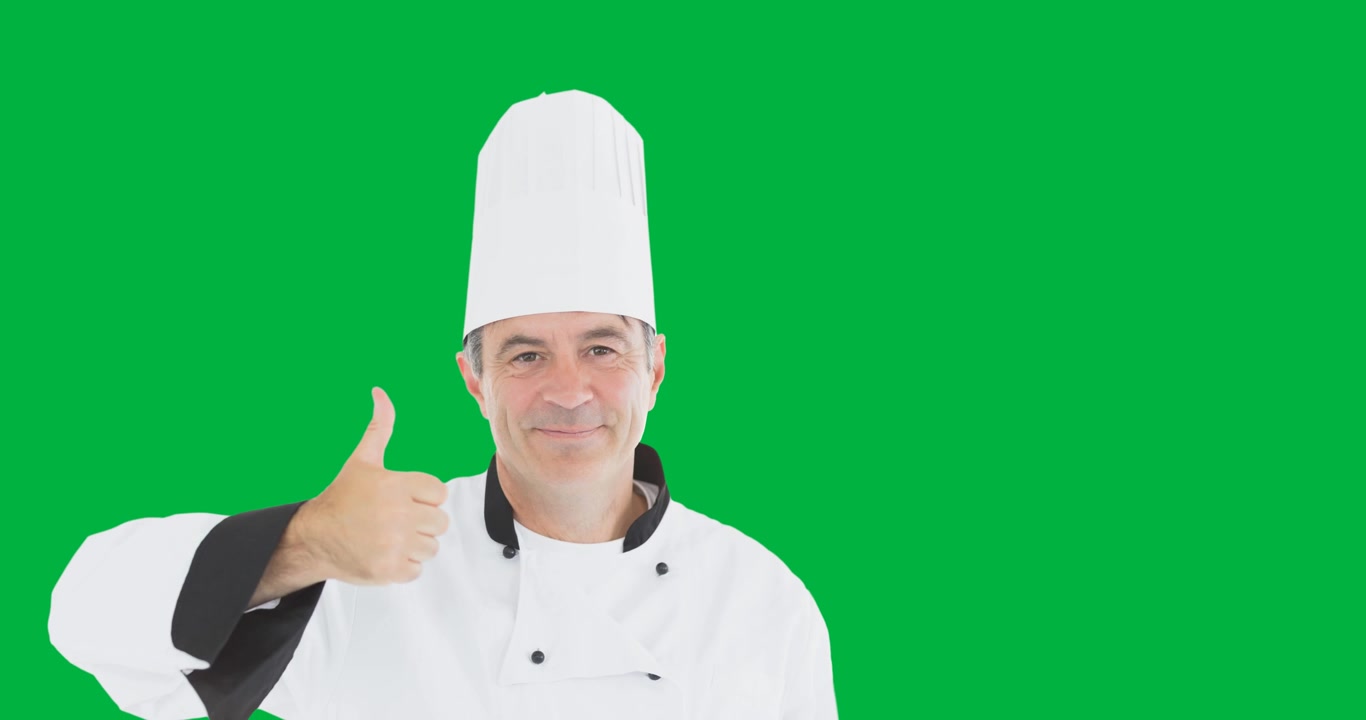 Ritratto di chef uomo anziano caucasico che mostra il pollice in su su sfondo nero.