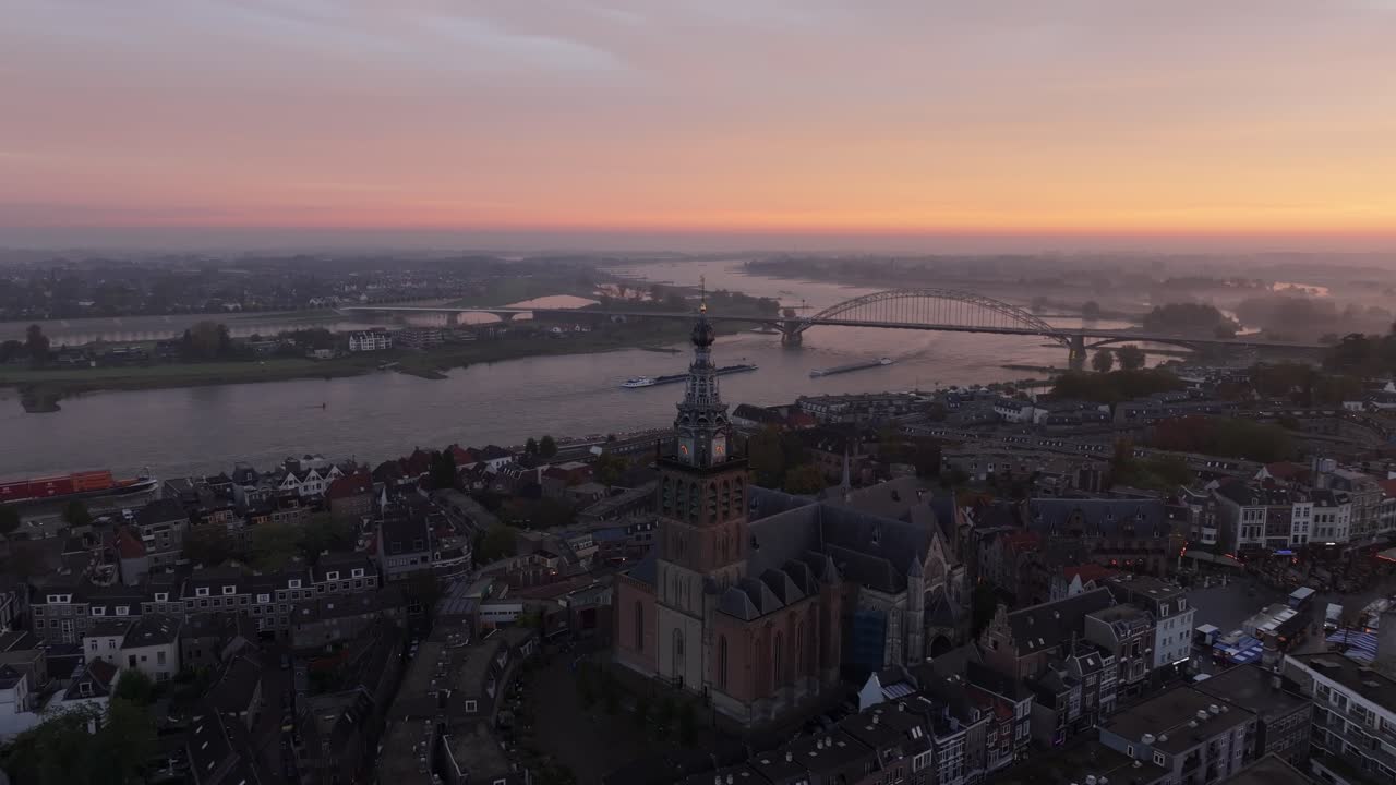 Vista aerea della città di Nimega con il Waalbrug e una nave di passaggio