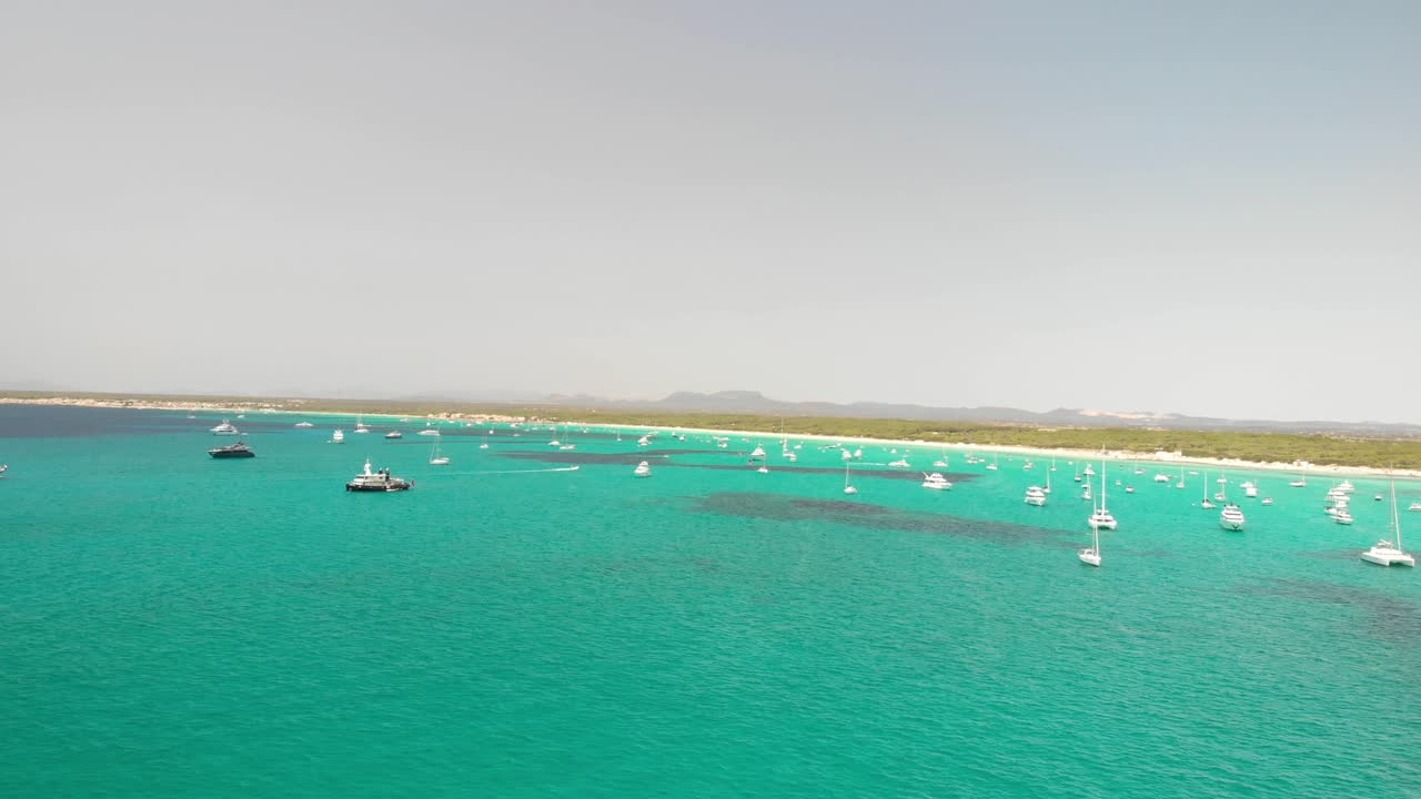 스페인, 마요르카 플라자 데스 트렌크 해변 dji mavic air drone으로 매우 밝은 날에 nd 필터를 사용하여 4k 24fps로 해변 위로 아름다운 비행