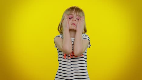 피곤하고 슬프고 화가 난 아이, 아이, 소녀, 손에 기대어 지루하고 무관심한 표정으로 카메라를 쳐다보고 있다.