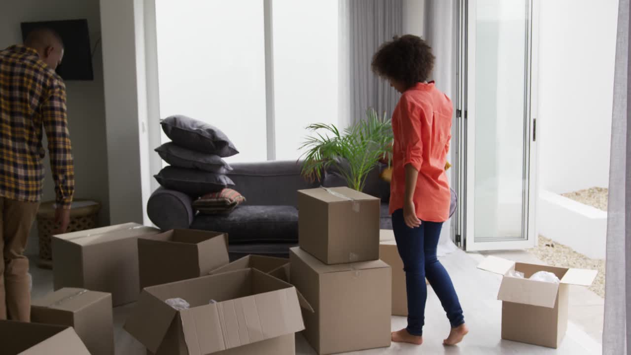 la pareja se muda a un nuevo hogar