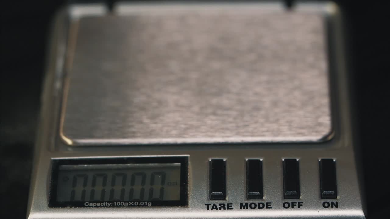 pesando una cápsula en una balanza digital