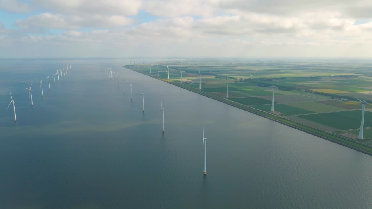 거대한 풍차 터빈, 바다에 있는 해상 풍차 농장, 웨스터메어 풍차 공원, 아름다운 밝은 날에 바다에서 고립된 풍차, 네덜란드, 플레볼랜드, 노르도오스트폴더