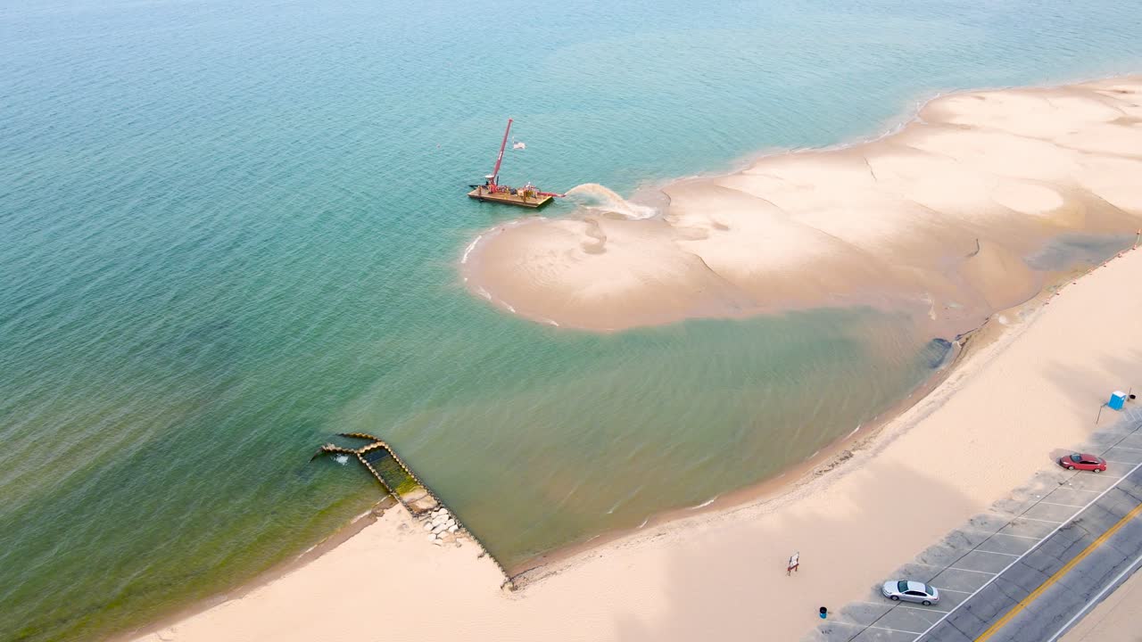 Schwenk aus der Vogelperspektive über die neue Uferlinie bei Pere Marquette