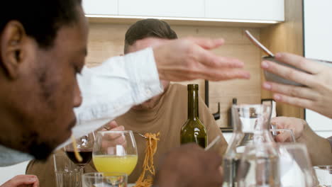 freunde essen drinnen zu mittag.