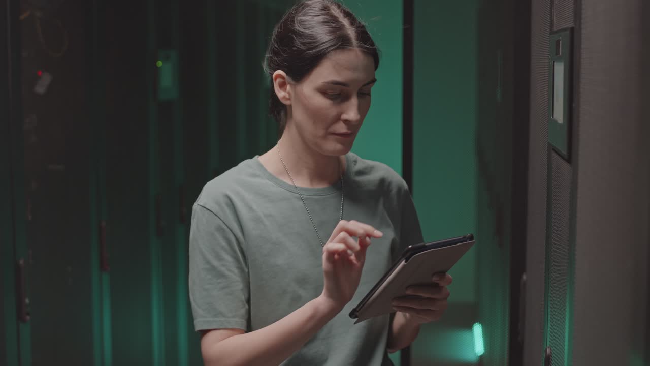 especialista en seguridad cibernética en la sala de servidores