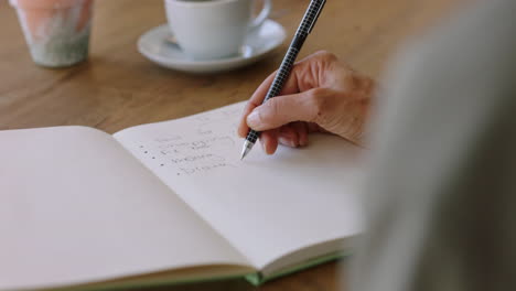 manos escribiendo para hacer lista o idea en el cuaderno