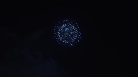 cielo nocturno oscuro con estrellas