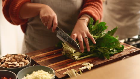 mujer cortando verduras para la cena