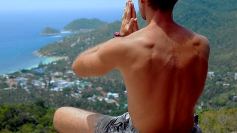 hombres en posición de meditación en la parte superior de un punto de vista