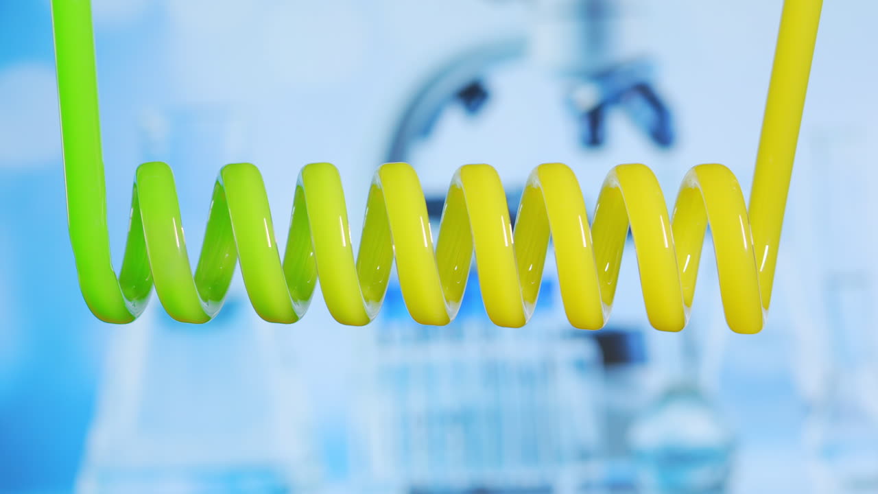 튜브에서 녹색 액체가 노란색으로 변하는 화학 실험실: 느린 속도로 녹색 액체를 가진 나선형 튜브, 정화와 항약의 개념, 고품질의 4k 영상