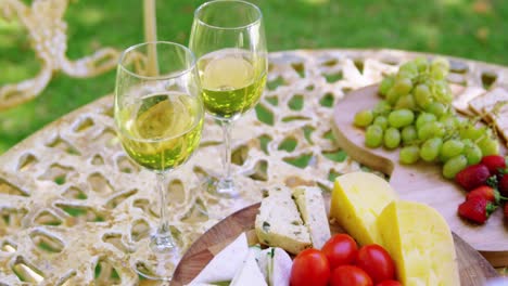 comidas y copas de vino en la mesa