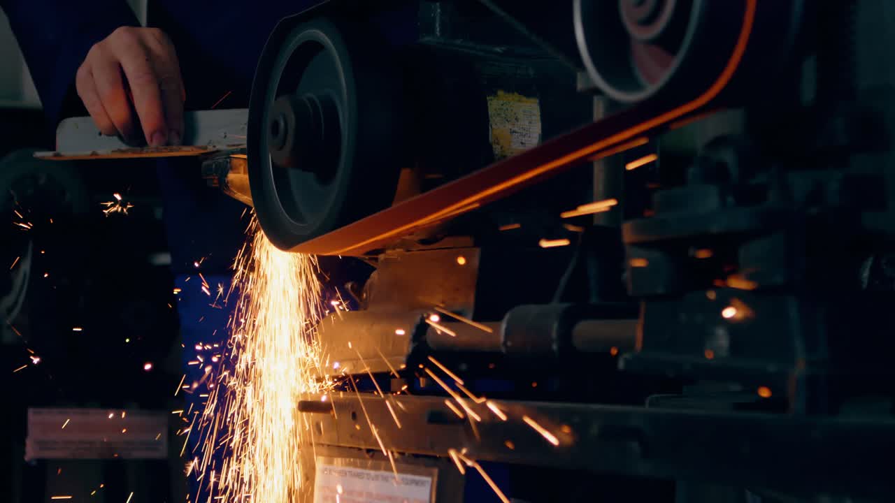 рабочий, формирующий металл на машине 4k