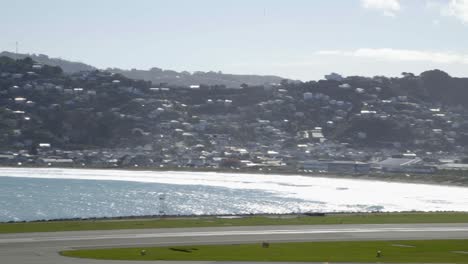 un avión cesna 172n del aero club de wellington despegando del aeropuerto de wellington en nz