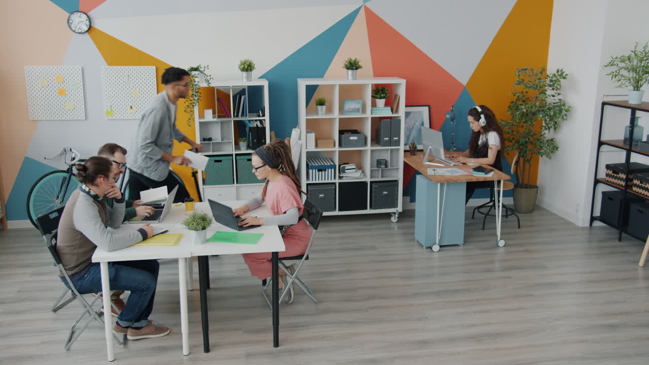 trabajadores de oficina modernos