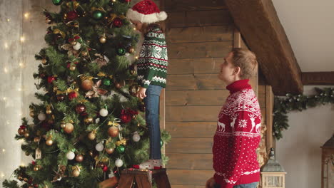 Glücklicher-Vater,-Der-Seine-Liebevolle-Tochter-In-Den-Armen-Hält,-Nachdem-Er-Den-Weihnachtsbaum-Zu-Hause-Geschmückt-Hat