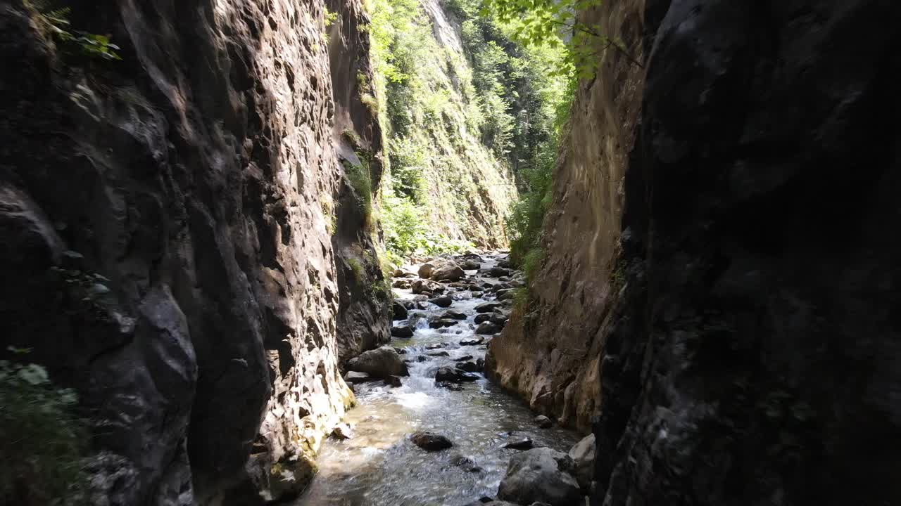 cañón río aéreo drone volando