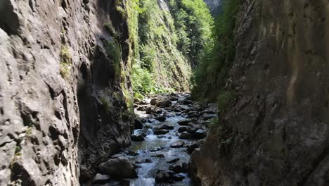 Canyon-River-Drohne-Fliegen