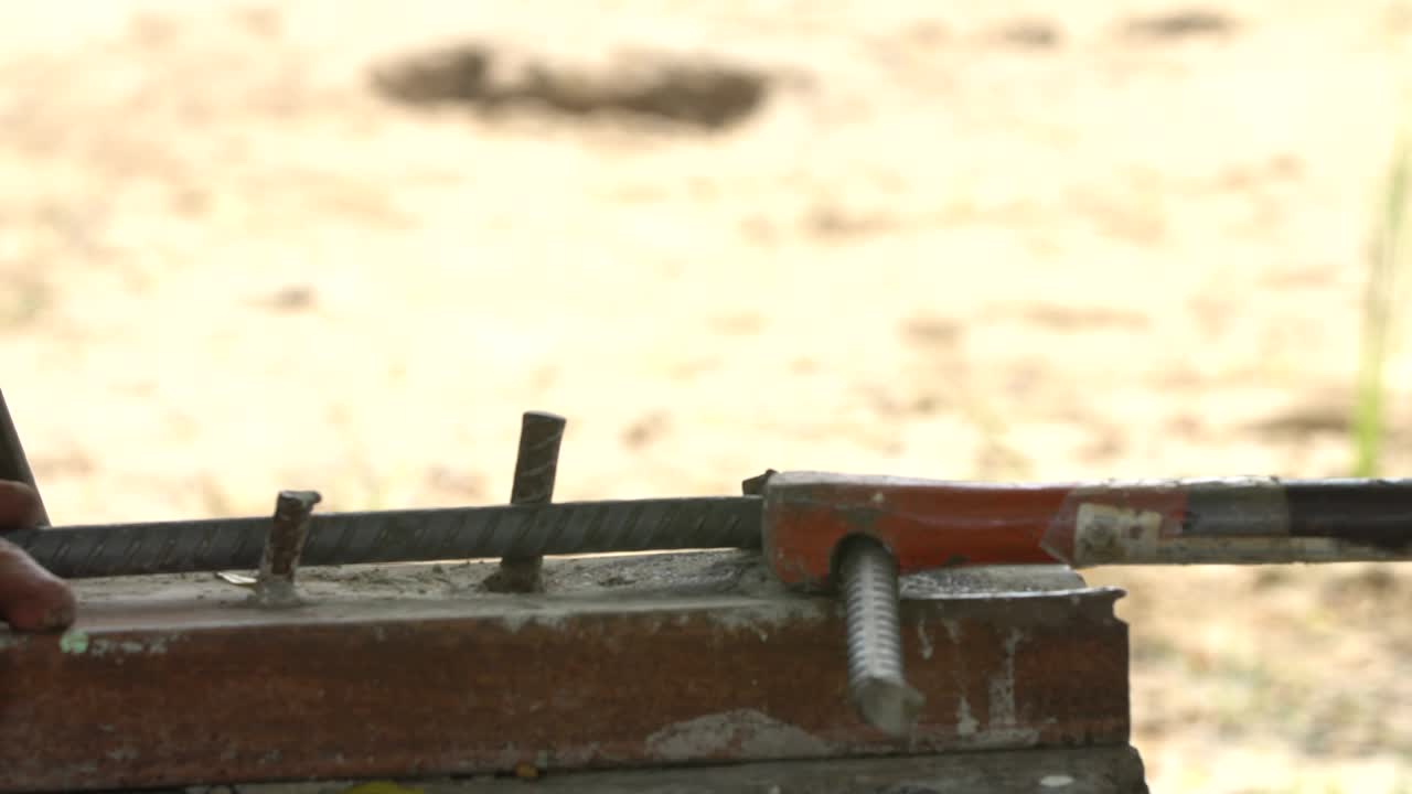 노동자가 철 라인을 사각형 모양으로 구부려 건설 건물로.