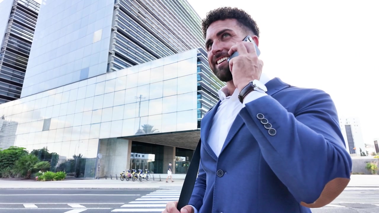 Homem de negócios a falar ao telefone do lado de fora do edifício de escritórios