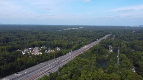 Drone-shot-of-Georgia-Freeway-400-in-Buckhead,-Georgia