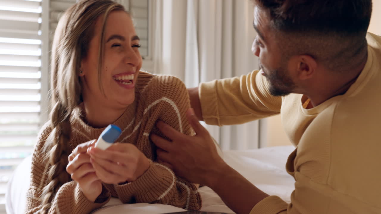 sorpresa, pareja y anuncio de prueba de embarazo