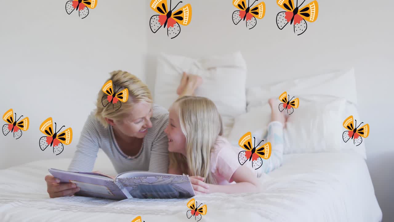 animación de mariposas sobre madre y hija caucásicas felices leyendo un libro en la cama