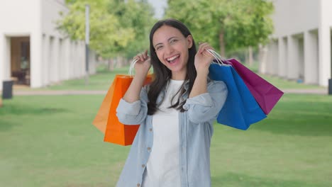 chica india feliz haciendo muchas compras