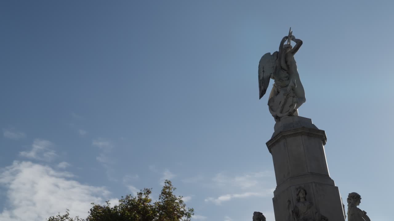 античная мраморная статуя достопримечательности в городе барселона при ярком солнечном свете