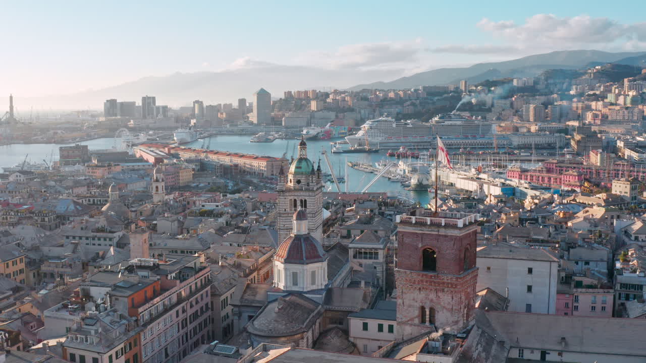 제노아 포르토 안티코(porto antico)를 향한 옥상과 유서 깊은 타워의 아름다운 공중 전망