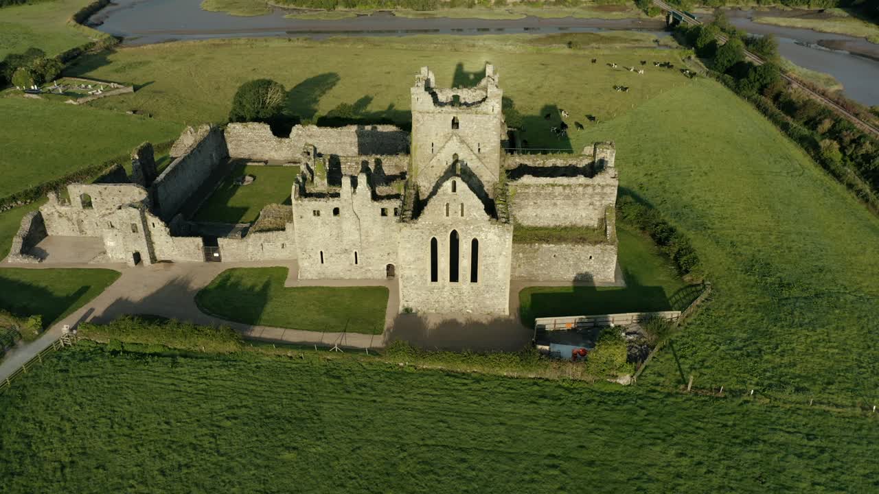 vista aérea, inclinar hacia abajo, la abadía de dunbrody es un antiguo monasterio cisterciense en el condado de wexford, irlanda