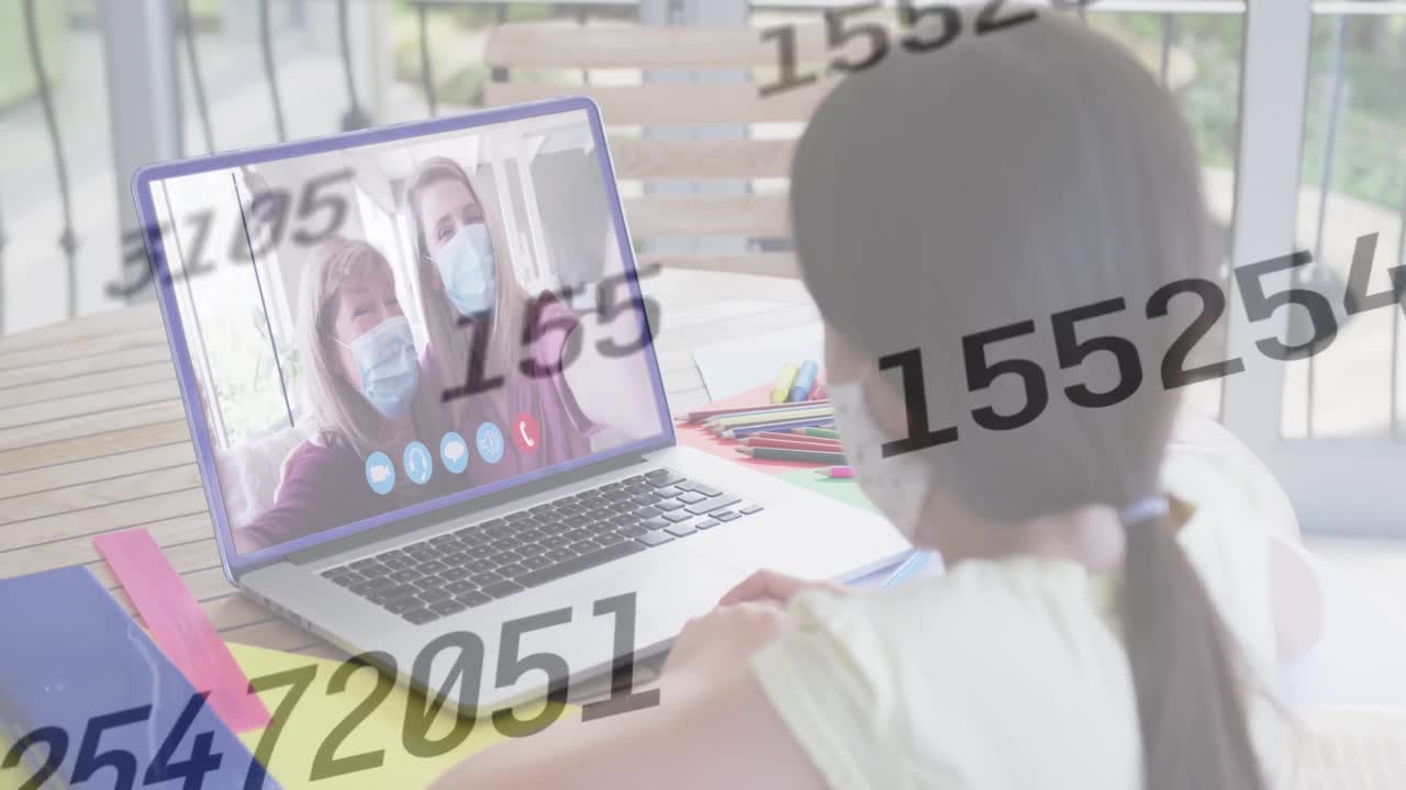 비디오 통화에서 노트북을 사용하여 얼굴 마스크를 입은 소녀를 바꾸는 숫자의 애니메이션