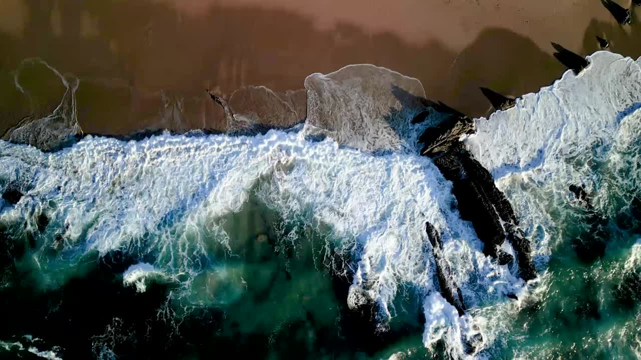 vista cenital con drone de olas guincho - cascais, portugal