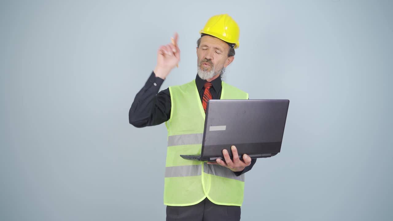 ingeniero trabajando en un proyecto en una computadora portátil.