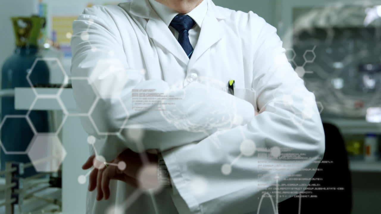 실험실에서 백인 남성 과학자에 대한 데이터 처리 애니메이션