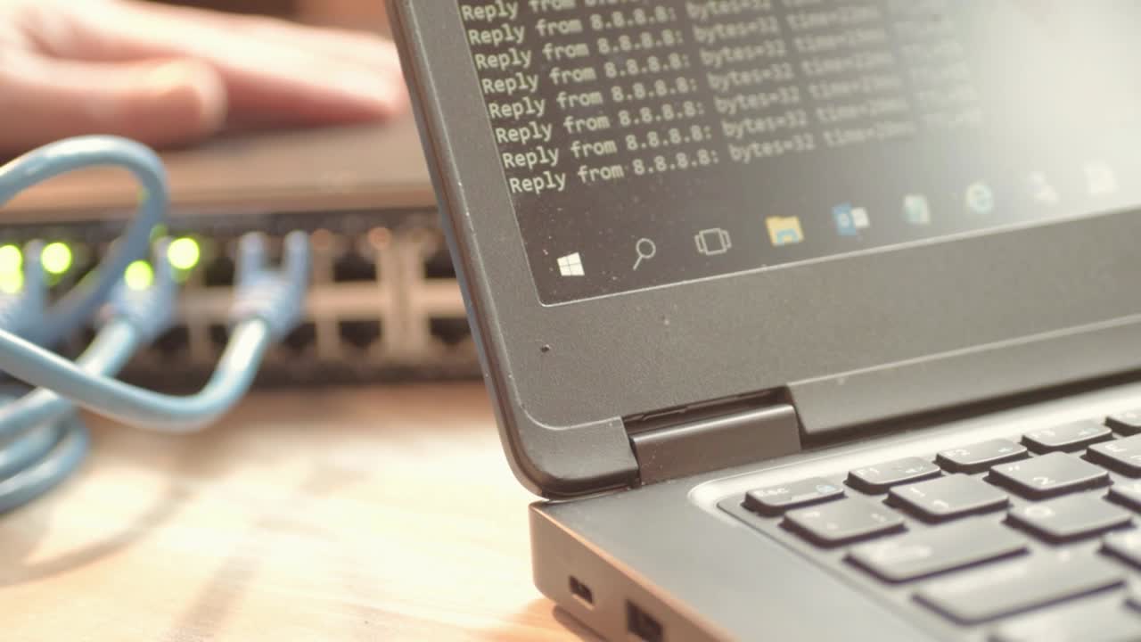 이더넷 케이블 스위치에서 작업하는 네트워크 엔지니어