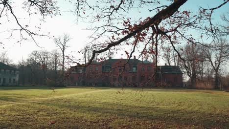 Altes-Rotes-Backsteinhaus,-Katvari-Manor-In-Lettland