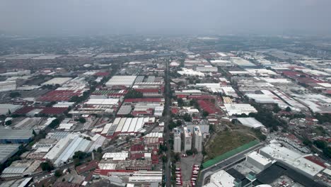 Frontaler-Drohnenschuss-Des-Industriegebiets-Von-Mexiko-Stadt-An-Einem-Bewölkten-Tag